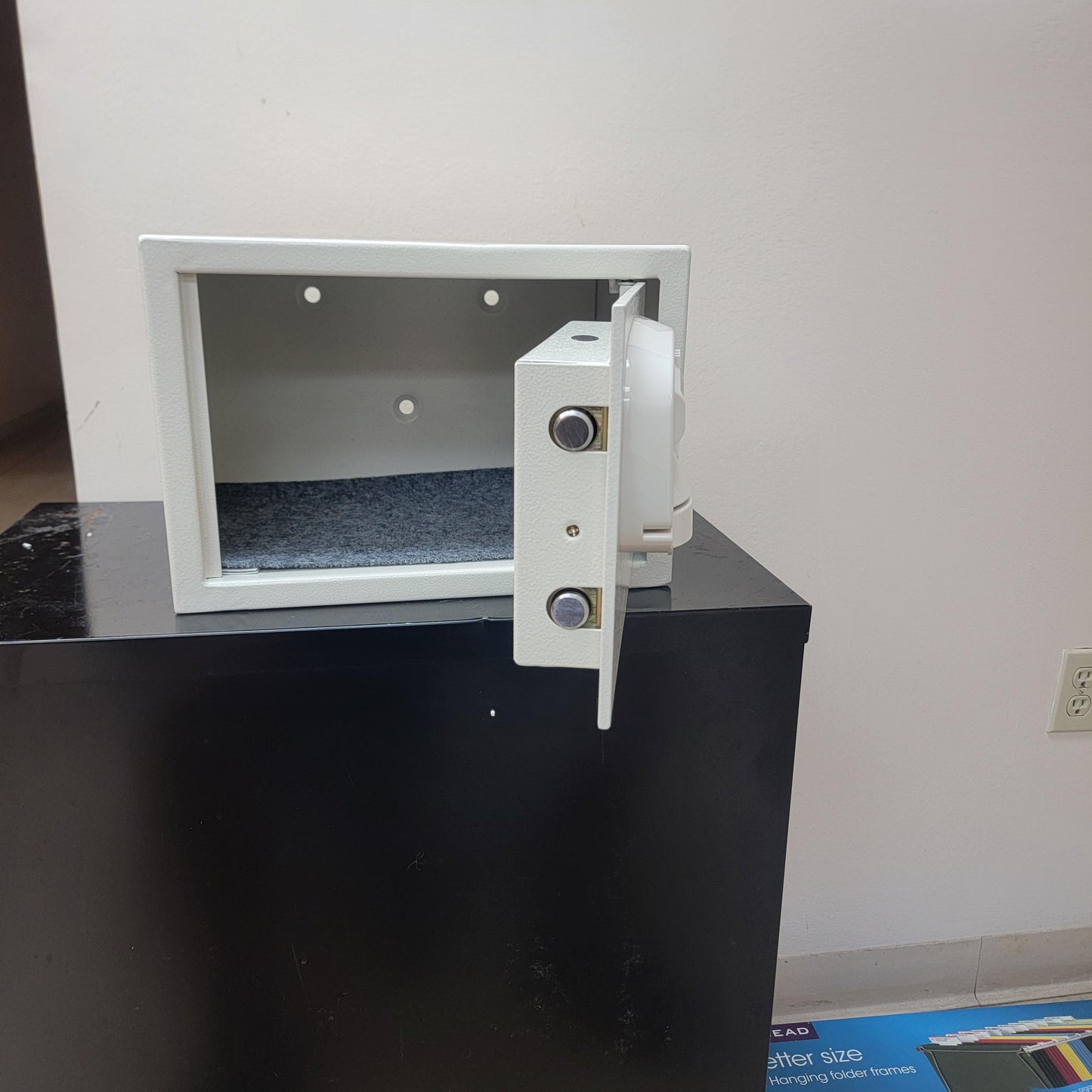 Challenger M For Small Spaces In-Room Safe